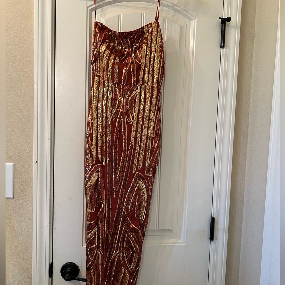 New with tags…rust/gold sequin maxi dress😌